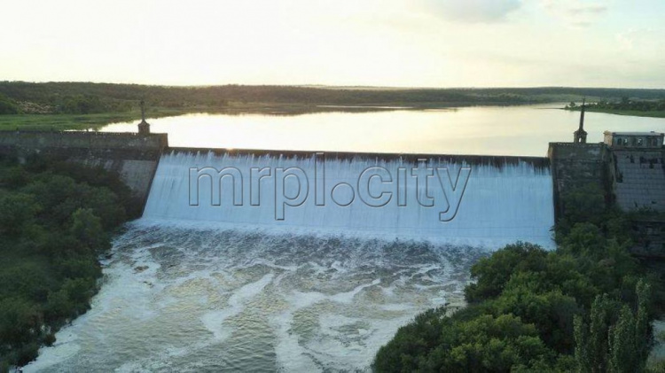 В Мариупольском районе большая вода хлынула через дамбу - вид с высоты птичьего полета