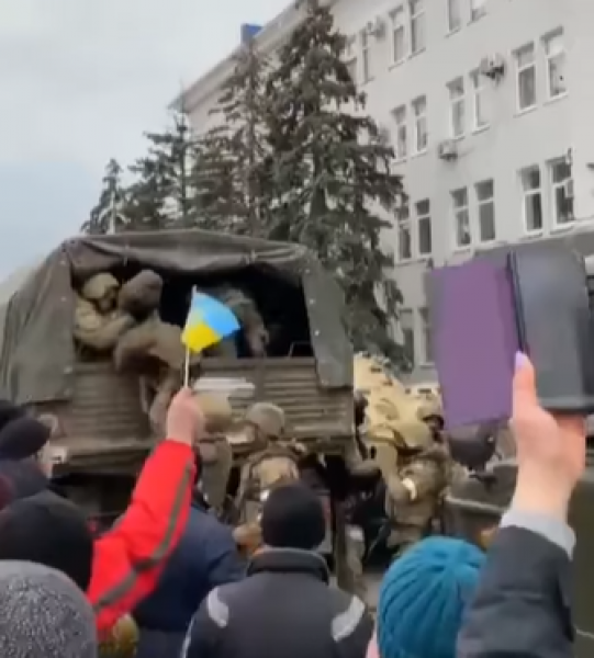 Жители Бердянска устроили протест занявшим город российским оккупантам