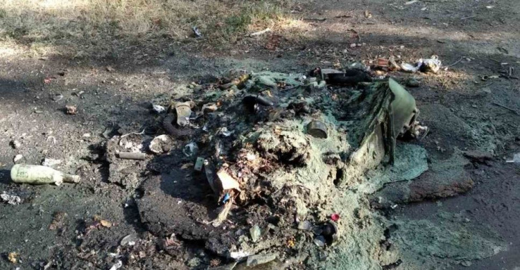 Превратили в кучу пластика: вандалы в Мариуполе сожгли евроконтейнер
