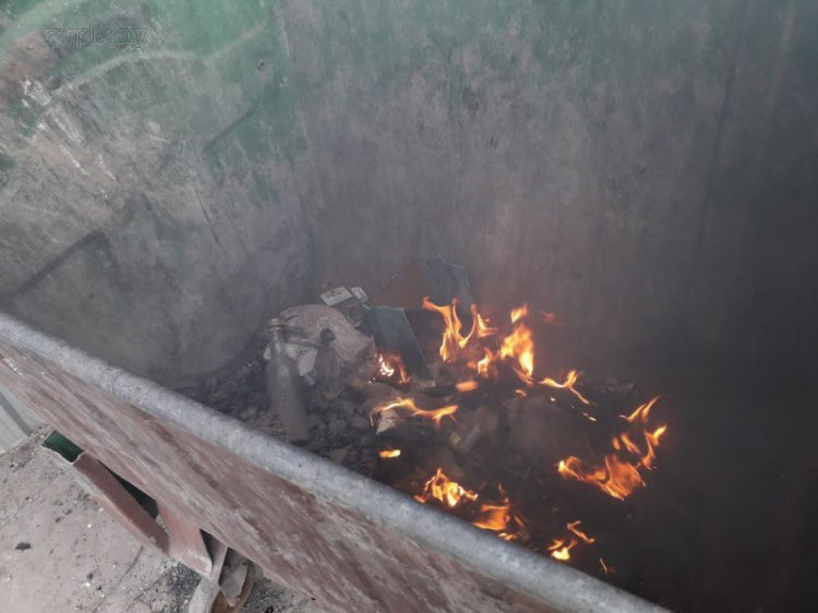 Мариуполец поджег мусорные контейнеры горящей золой (ФОТО)