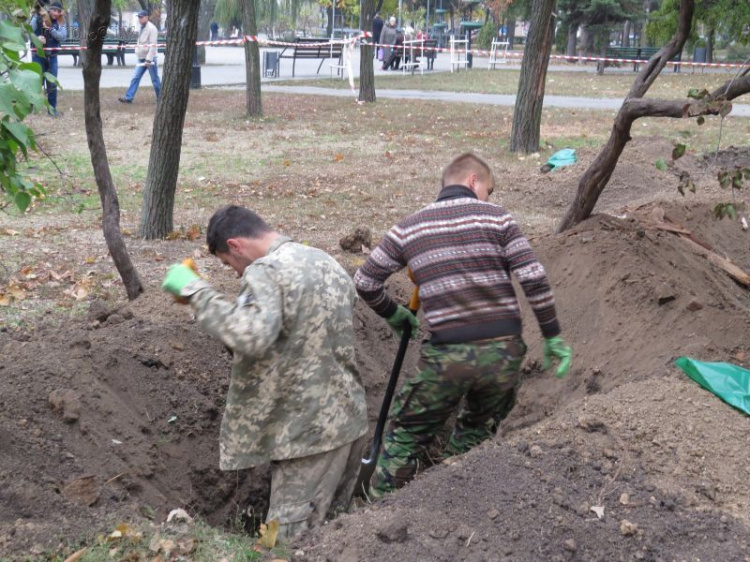 У детской площадки в центре Мариуполя обнаружены останки трёх немецких солдат (ФОТО)