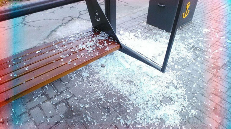 В Мариуполе неизвестные разбили стекло современной прозрачной остановки (ФОТО+ВИДЕО)