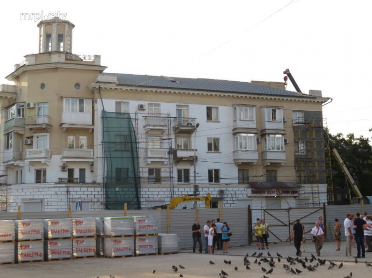 В центре Мариуполя сталинка пережила ливень, оставшись без крыши? (ФОТО)