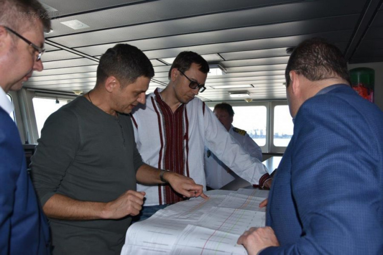 Мариупольский порт посетил Омелян и обсудил строительство терминала и ремонт запорожской трассы (ФОТО)