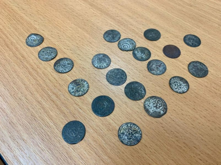 Старинные монеты пытались вывезти из Мариуполя в Израиль