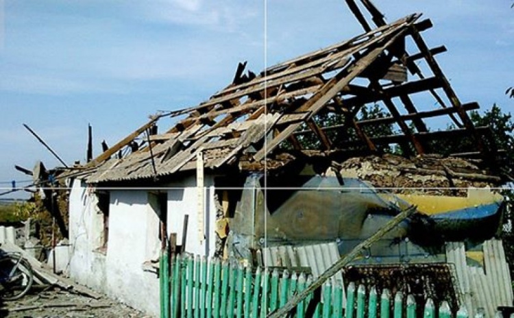На Мариупольском направлении противник обстрелял жилые дома в Сладком (ФОТО)