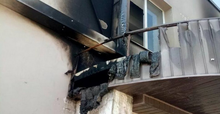 В Мариуполе подожгли спортивный зал и оставили угрозы в адрес «Азова» (ФОТОФАКТ)