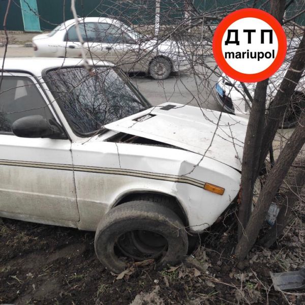 В Мариуполе водитель въехал в дерево и сбежал