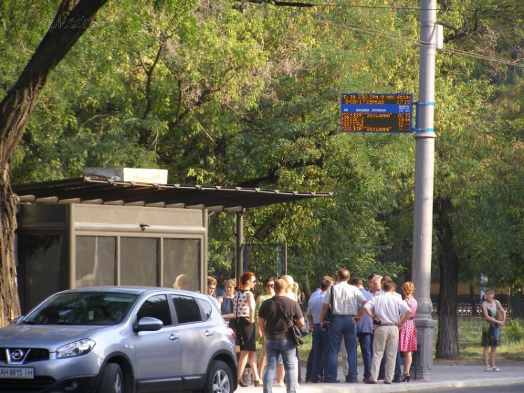 Предприниматели Мариуполя за свои средства установят 25 современных остановок (ФОТО)