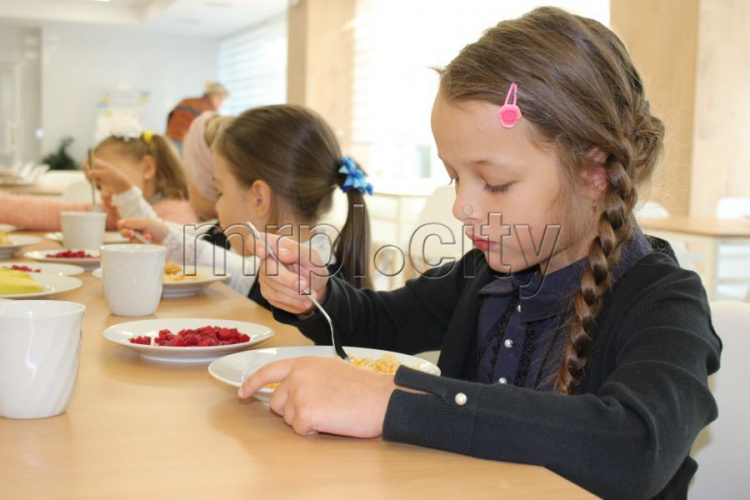 Дети сказали: вкусно! Как современный пищеблок и новая столовая стали «изюминкой» мариупольской школы