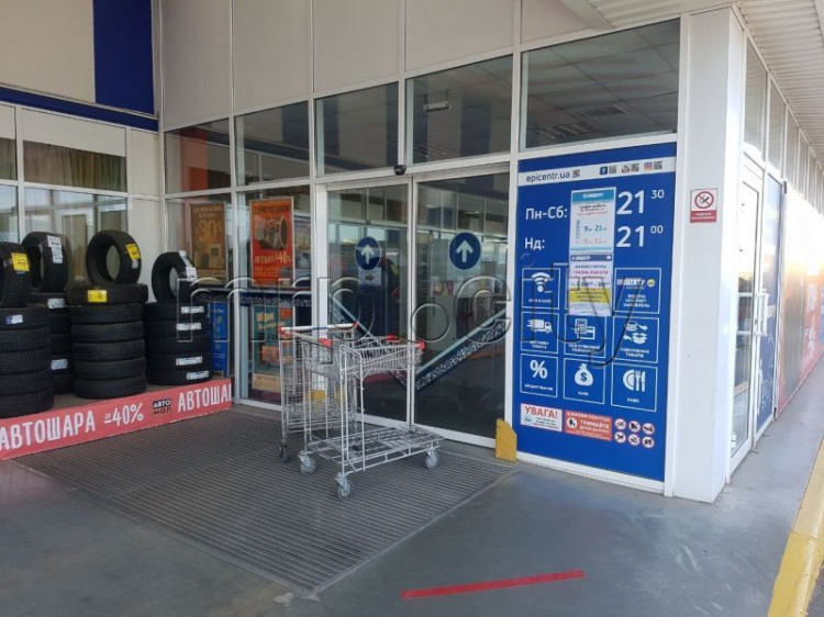 Крупнейший строительный гипермаркет в Мариуполе закрылся на карантин выходного дня. Как работают другие магазины?