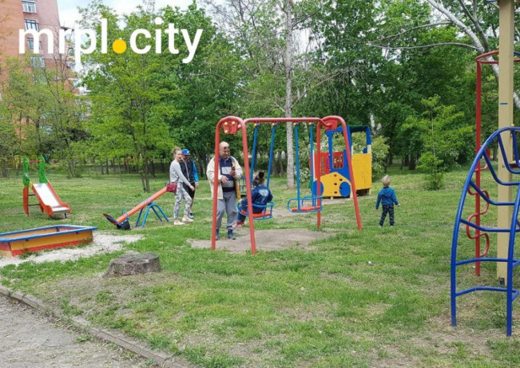 Ослабление карантина и отсутствие масок: мариупольцы отправились в парки и на детские площадки (ФОТО+ВИДЕО)