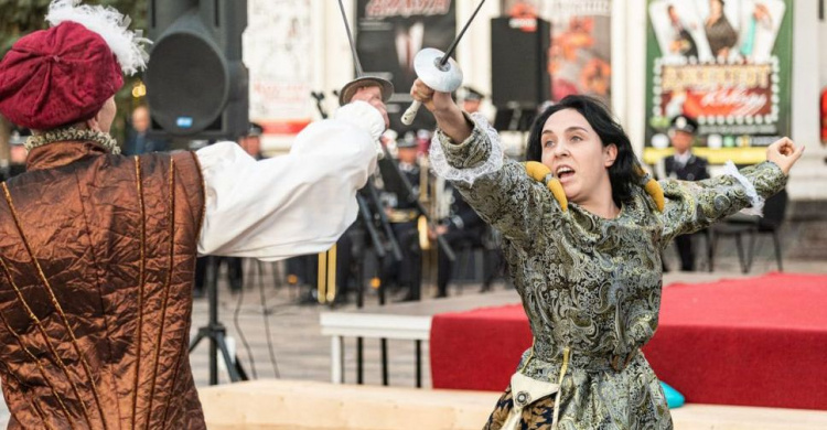 Смелые рыцари и настоящие дуэли: яркая рок-опера открыла театральный фестиваль в Мариуполе