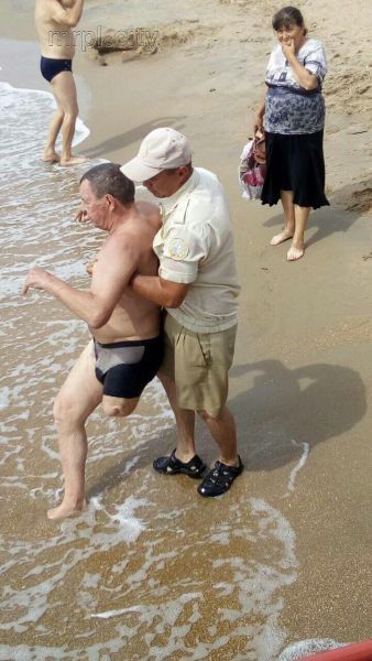 Пляж для людей с инвалидностью становится популярным местом отдыха в Мариуполе (ФОТО)