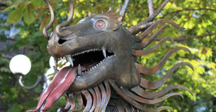 Возле водонапорной башни в Мариуполе «поселился» двухметровый дракон (ФОТО)