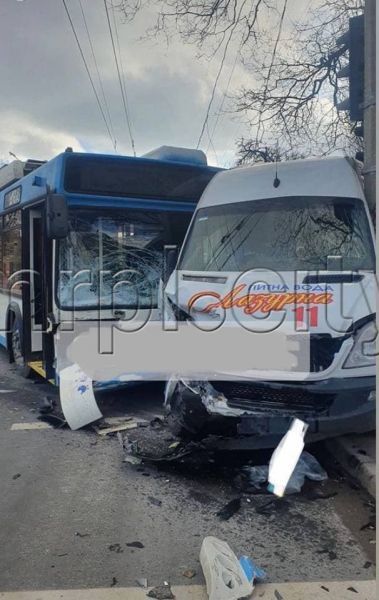 В Мариуполе столкнулись троллейбус и фургон (ДОПОЛНЕНО)