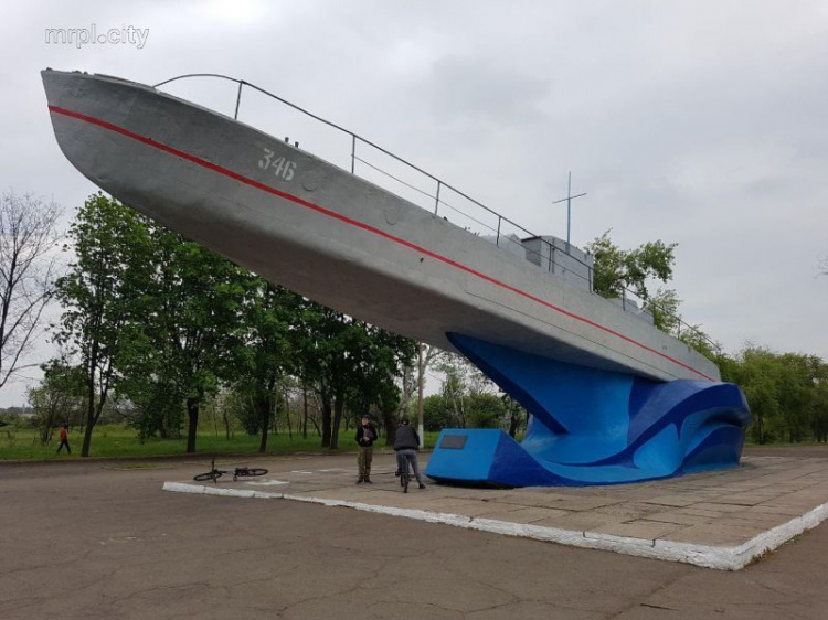 В Приморском парке вандалы покуражились над памятником освободителям Мариуполя от нацистов (ФОТОФАКТ)