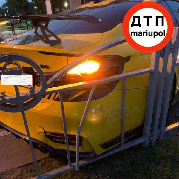 В Мариуполе водители не справились с управлением и разбили элитный автомобиль и мопед