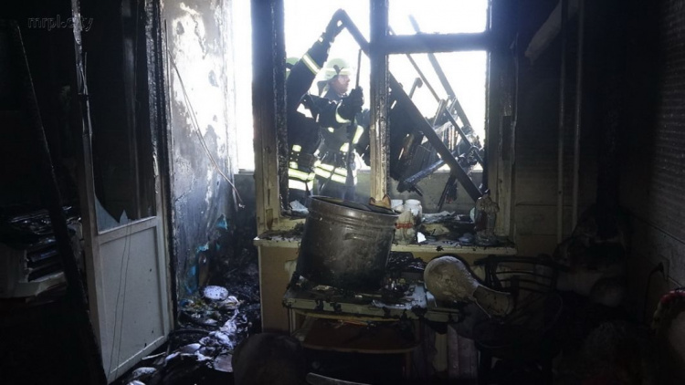 Пожар в мариупольской девятиэтажке, есть пострадавшие (ФОТО)
