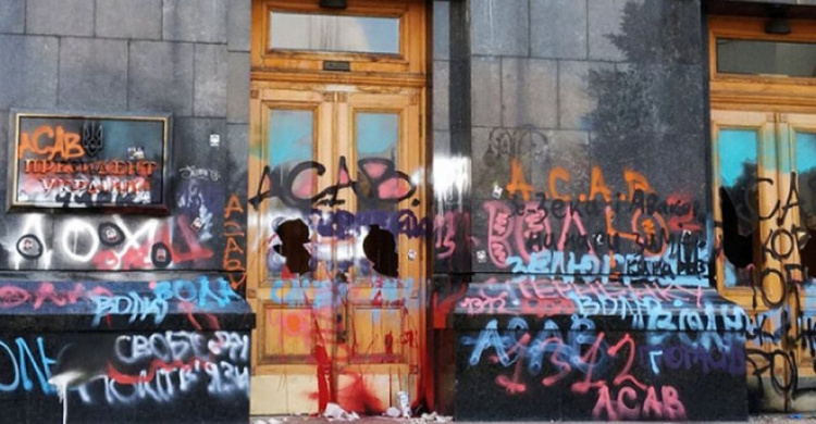 Разрисованные двери Офиса президента хочет выкупить художественная галерея