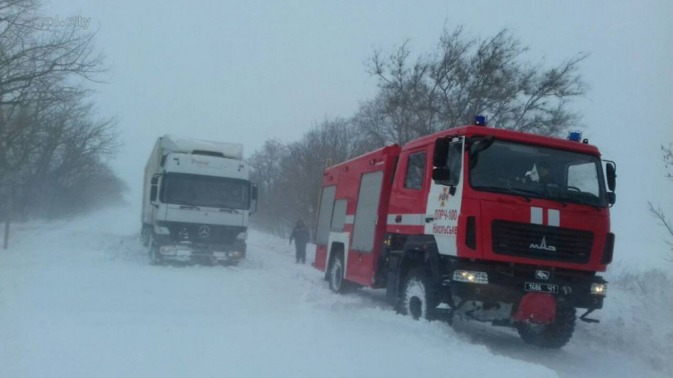 На трассе «Мариуполь-Запорожье» из снежной ловушки спасли 29 человек (ФОТО)