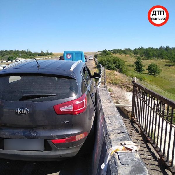 ДТП на трассе Мариуполь – Славянск: автомобиль врезался в ограждение (ФОТО)