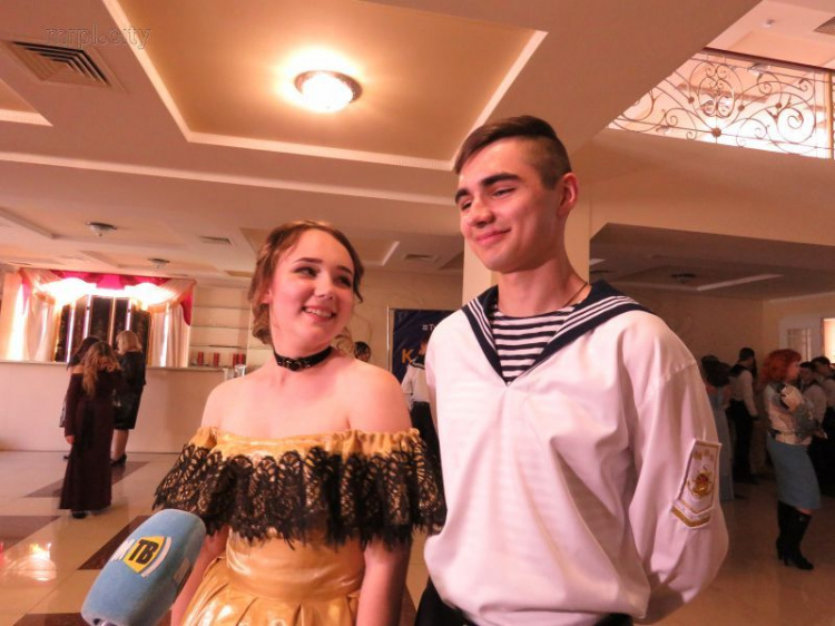 Торжество эстетики: в Мариуполе будущие моряки сошлись на кадетском балу (ФОТО)