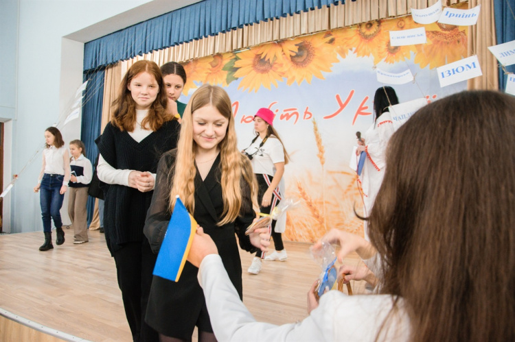 Діти з Маріуполя взяли участь у заході «Від заходу до сходу - з Україною в серці»