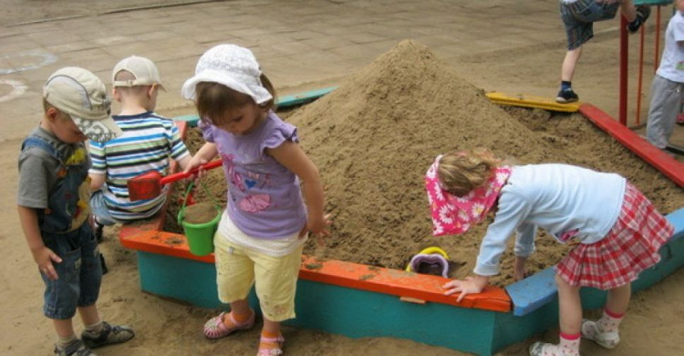 На детские площадки Мариуполя завезли 120 тонн песка