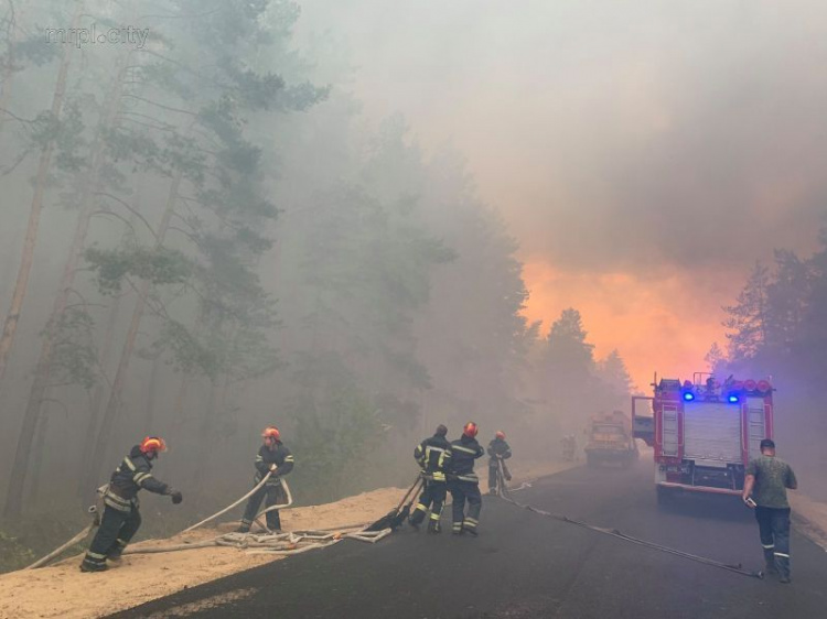 Спасатели Донетчины отправились тушить масштабный пожар в Луганской области