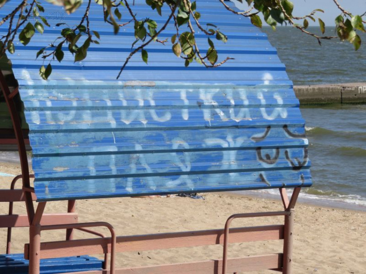 Неизвестные объявили о наличие нудистского пляжа в Мариуполе (ФОТОФАКТ)