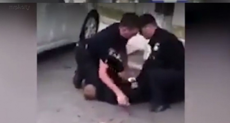 Видео кровавой потасовки  полицейских с водителем в Мариуполе очевидцы выложили в сети (ФОТО+ВИДЕО)