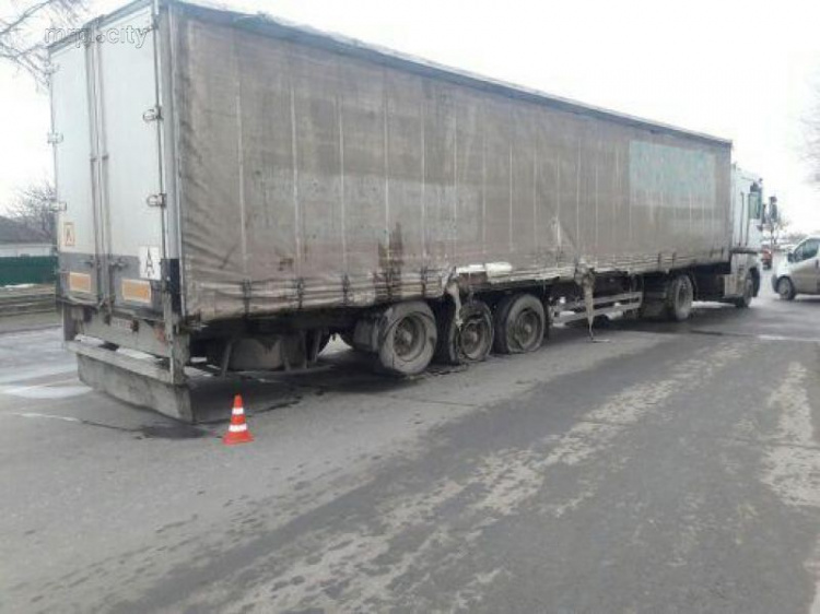 В Мариуполе два длинномера снесли трамвайную остановку (ФОТО)