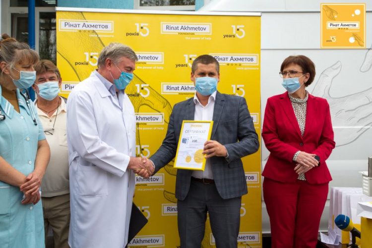 Фонд Рината Ахметова и ДТЭК передали современный аппарат ИВЛ медикам Дружковки
