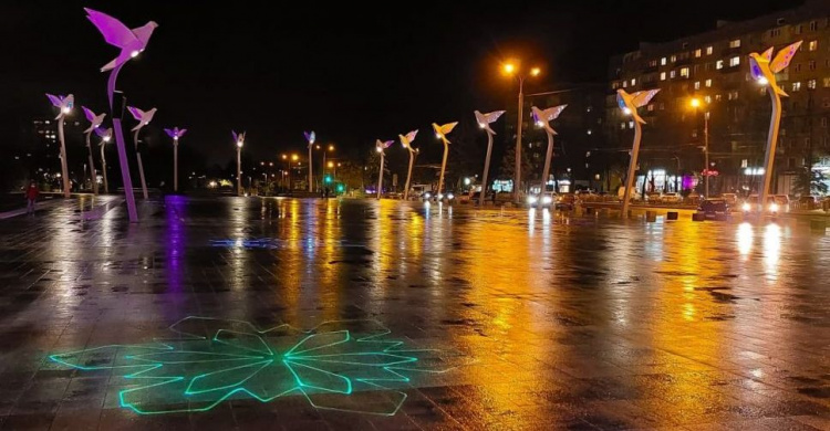 На площади Свободы в Мариуполе изменился сценарий лазерного шоу