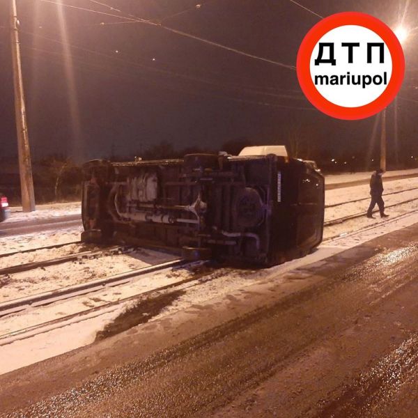 Микроавтобус опрокинулся на трамвайных путях в Мариуполе