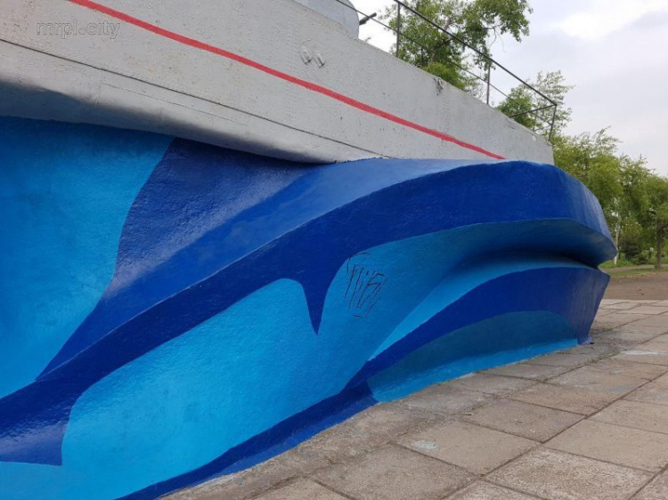В Приморском парке вандалы покуражились над памятником освободителям Мариуполя от нацистов (ФОТОФАКТ)