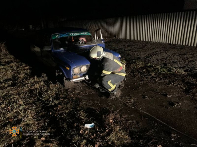 Легковушки и кареты скорой помощи застревали в грязи в Мариуполе и других городах Донетчины