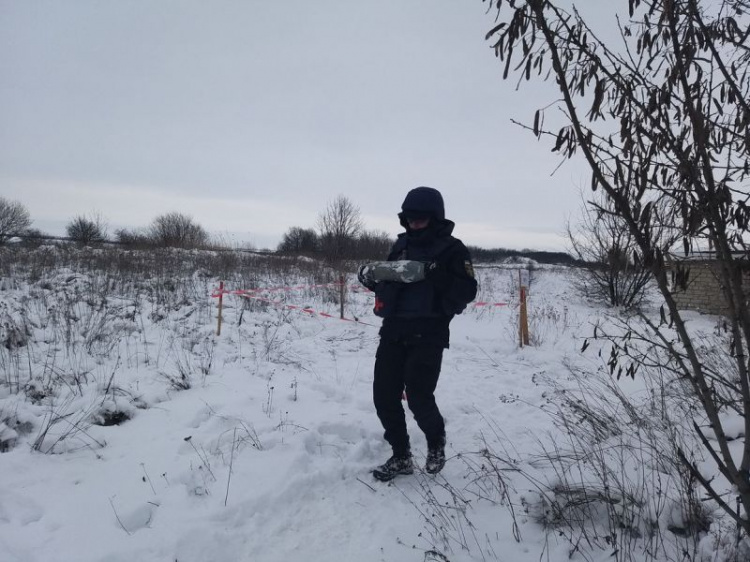 Водолазы-пиротехники достали снаряды из канала Северский Донец – Донбасс (ФОТО+ВИДЕО)