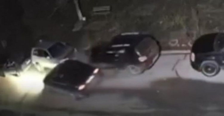 Опубликовано видео наезда пьяного водителя на припаркованные автомобили в Мариуполе