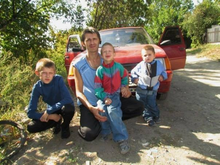В Мариуполе отец-одиночка из-за пожара остался с тремя детьми на улице (ФОТО)