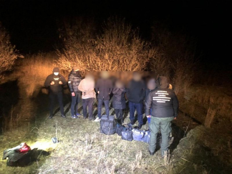 Пробиравшихся через границу в темноте азербайджанцев задержали на Луганщине