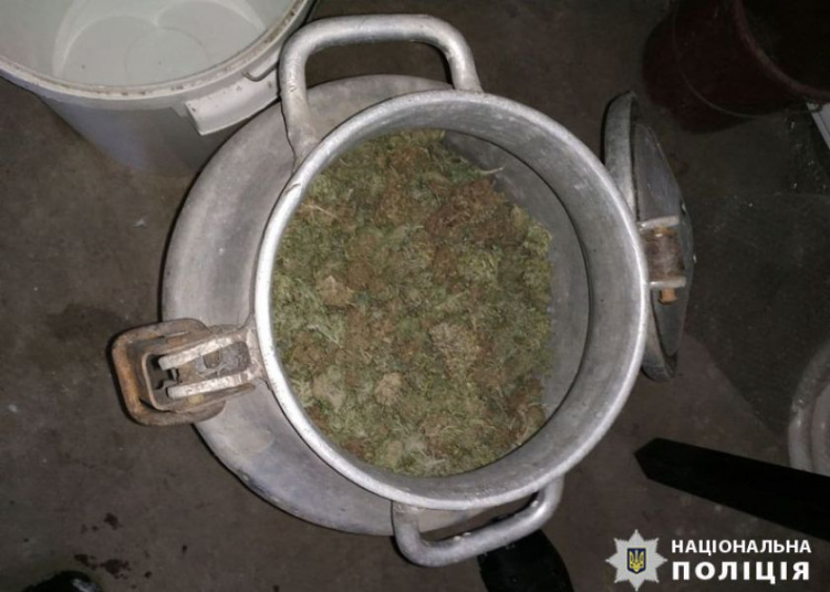 Под Мариуполем у мужчины в гараже нашли килограммы наркотика