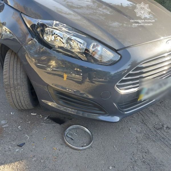 Желтый «ВАЗ» скрылся с места аварии в Мариуполе. Водитель был пьян