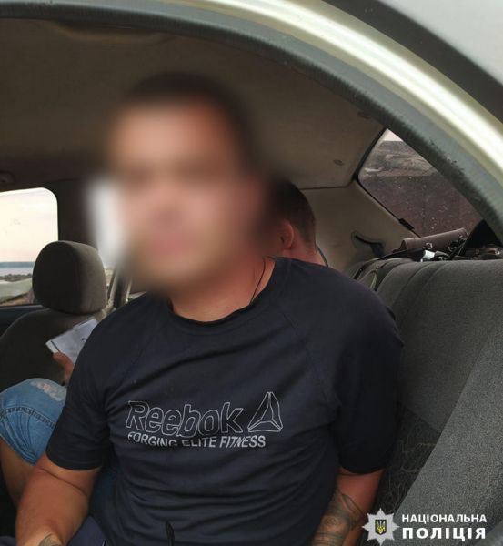 Под Мариуполем рецидивист снял с дома шесть пластиковых окон: полиция поймала мужчину «на горячем»