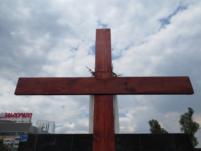 В Мариуполе восстановили крест, сломанный вандалами на площади Свободы