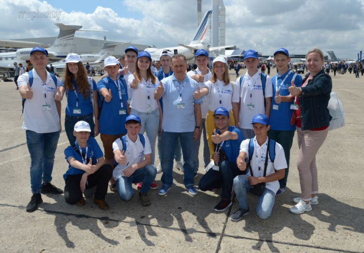 Школьники из Мариуполя побывали в Диснейленде и на масштабном авиашоу Ле Бурже (ФОТО)