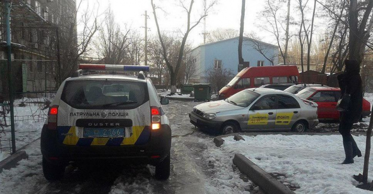 Мариупольский полицейский спас застрявший автомобиль (ФОТО)