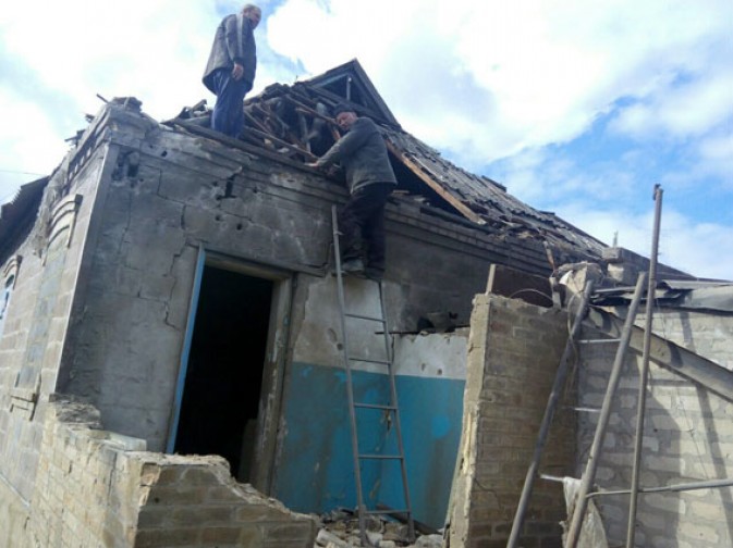 Из-за обстрелов в Марьинке разрушено 8 домов, в том числе помещение спасателей (ФОТО)