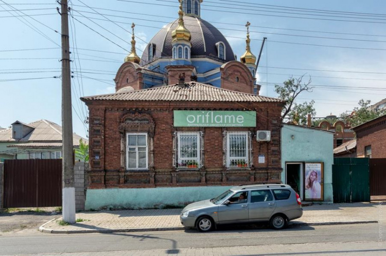 Ядовитые цвета и вывески на полфасада: Почему в Мариуполе нельзя фотографировать исторические здания? (ФОТО)
